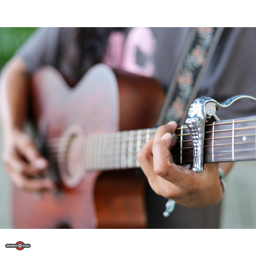 Hvad er en capo? En komplet guide til guitarister