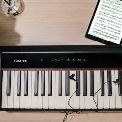 NUX NPK 10 Digital klaver komplet med ben og pedaler - Sort